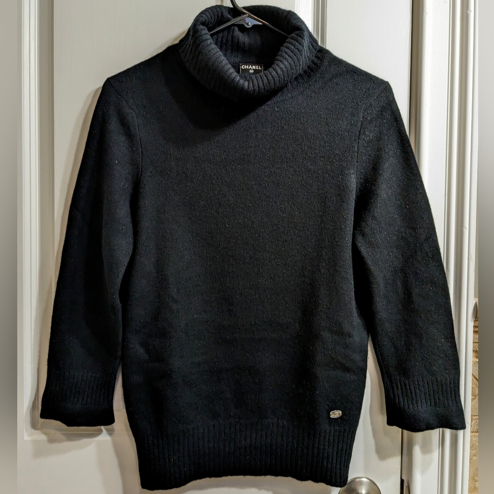 Vintage Chanel 100% Cashmere Turtleneck Sweater - modern size small
